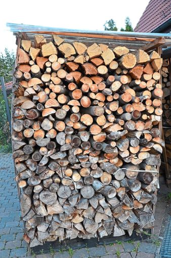 Bei den jährlichen Ernten fallen in Ostelsheim auch immer wieder größere Mengen Brennholz an.  Foto: Bausch Foto: Schwarzwälder Bote