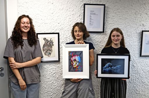 Drei Künstlerinnen zeigen ihre Werke (von links):  Leonie Dietz, Feli Großmann und Linn Bendix Foto: Paula