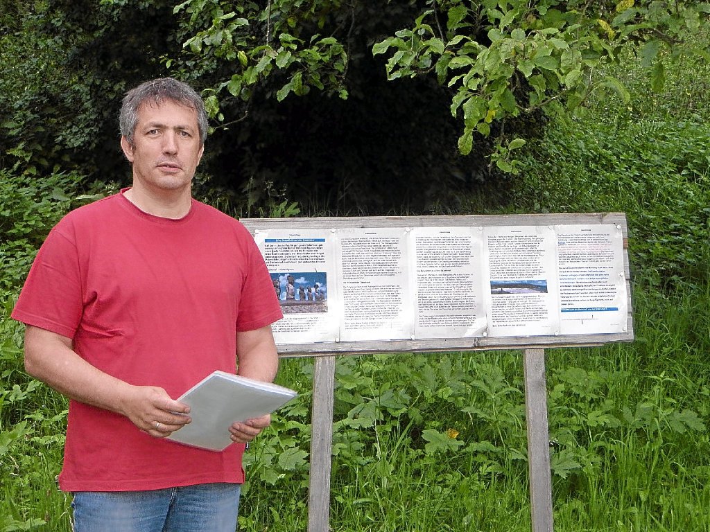 Die erste Info-Tafel steht, weitere sollen folgen: Klaus Armbruster am Anfang seines Erdgeschichte- wegs.  Foto: Spitzmüller Foto: Schwarzwälder-Bote