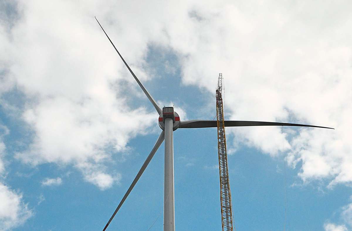 Bis zu 230 Meter hoch reichen die Seile, an denen das rechte Rotorblatt am Windpark Hohenlochen befestigt ist.