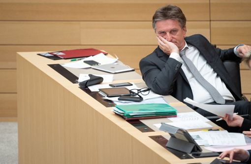 Minister Lucha reagierte auf den Absetzungsantrag sichtlich angefressen. Foto: dpa/Sebastian Gollnow