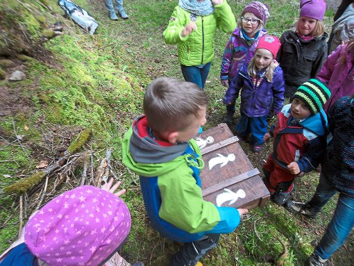 Gefunden: Die Kinder durften im Bösinger Wald nach dem Gespensterschatz suchen. Foto: Schwarzwaldverein Foto: Schwarzwälder-Bote