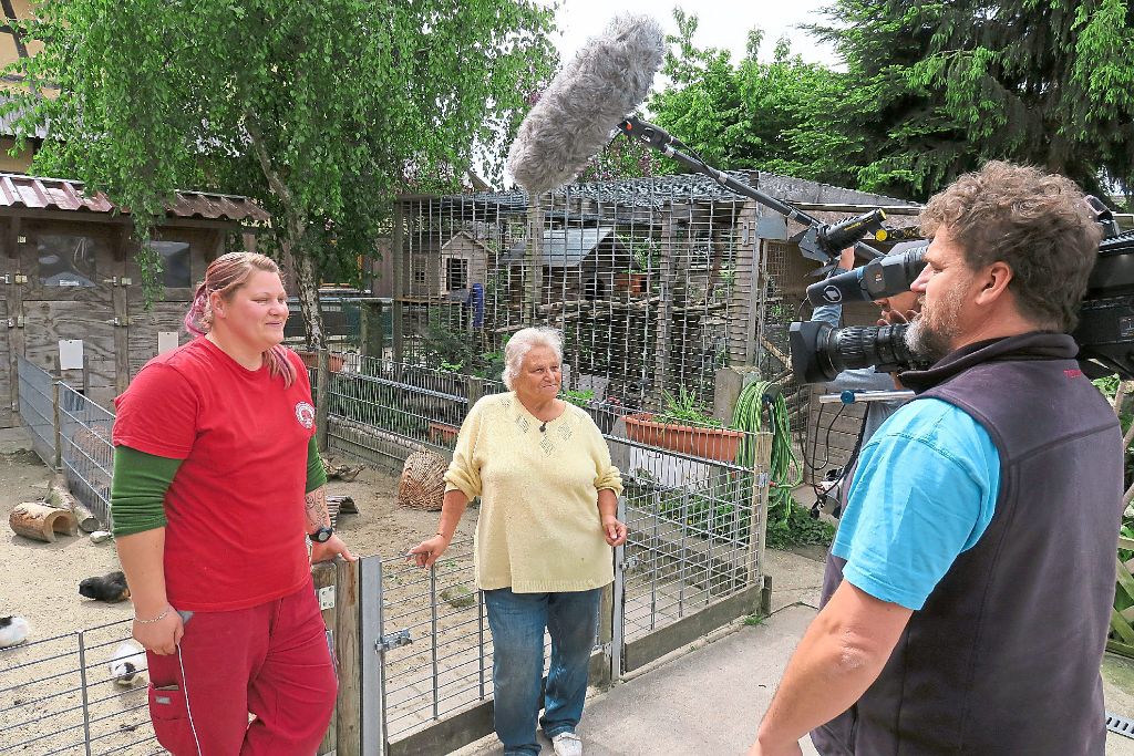 Tierpflegerin Angela Sutter (links) und Monika Ehrlacher werden von einem Team des SWR bei ihrer Arbeit für die Tierhilfs- und Rettungsorganisation gefilmt. Der Beitrag soll am Dienstag in der Landesschau gezeigt werden.