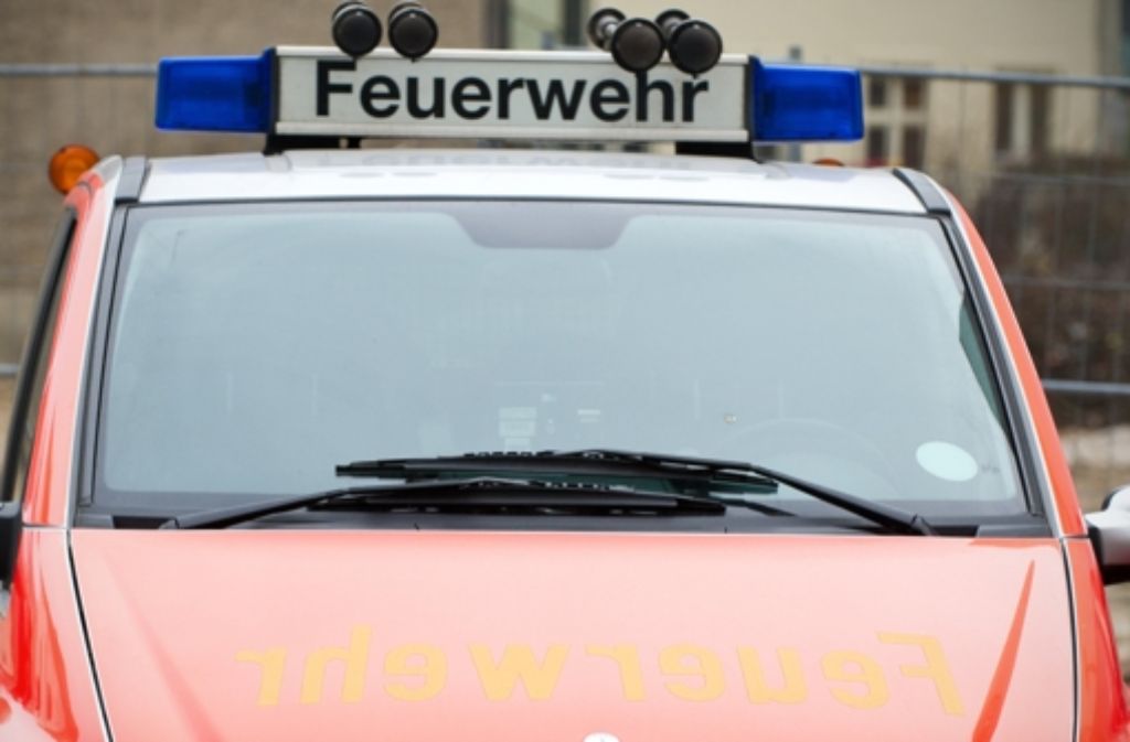 Die Feuerwehr muss am Dienstagmorgen eine Autofahrerin nach einem Unfall aus ihrem Wagen befreien. (Symbolbild) Foto: dpa