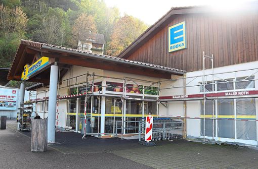 Der Edeka-Markt in Schiltach ist bereits eingerüstet. Auch Innen wird das Geschäft umfassend modernisiert. Foto: Sum