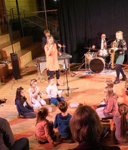 Kinder wurden diesmal bei Jazz am Schießberg immer wieder  am Geschehen auf der Bühne beteiligt.  Foto: Stöß Foto: Schwarzwälder Bote