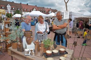 Der neue Organisator des Töpfermarkts, Jürgen Kretzschmar (links), im Gespräch mit Besuchern. Foto: Schwark