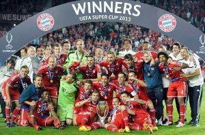 Jetzt ist die Trophäensammlung des FC Bayern endlich komplett. Nach einem Elfmeter-Krimi gewinnt der Triple-Sieger in Prag gegen Chelsea als erster deutscher Club den europäischen Supercup. Foto: EPA