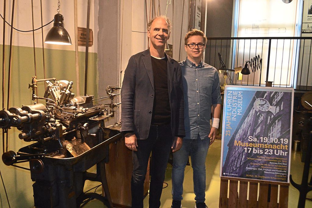 Michael Hütt (links), Leiter der städtischen Museen, und der wissenschaftliche Volontär Yannick Philipzig freuen sich zusammen mit dem Förderverein auf die Premiere der Museumsnacht anlässlich des 25-jährigen Bestehens des Uhrenindustriemuseums. Foto: Kratt