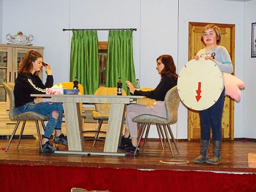 Eifrig übt inzwischen das zweite Jugend-Ensemble beim Würzbacher Bauerntheater einen Sketch, der am 29. März Premiere feiert.  Foto: Stocker Foto: Schwarzwälder Bote