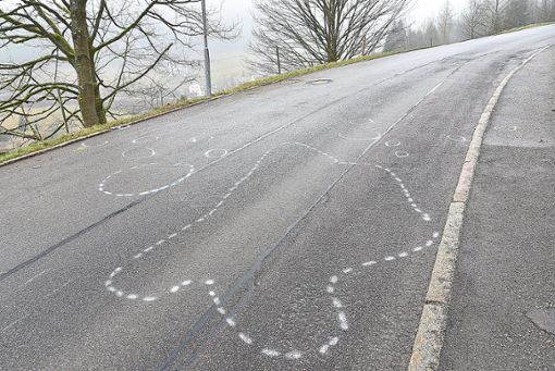 Weiße Markierungen weisen auf den Unfall auf der ehemaligen Verbindungsstraße zwischen Schramberg und Sulgen hin.   Foto: Wegner