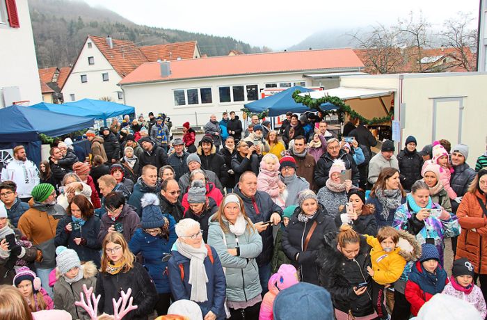 Weihnachtsmarkt in Hausen: Nikolaus und Knecht Ruprecht machen Station