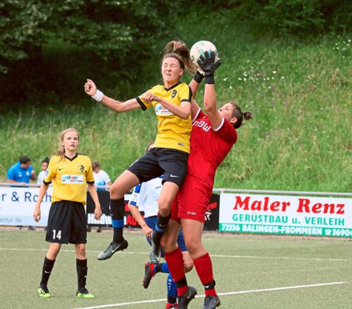 Augen zu und durch: Die B-Juniorinnen des TSV Frommern haben das eigene Turnier gewonnen.  Foto: Kara Foto: Schwarzwälder Bote