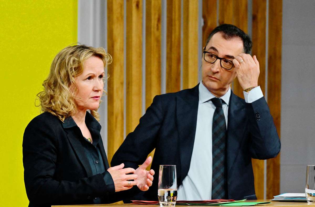 Umweltministerin Steffi Lemke und Agrarminister Cem Özdemir (beide Grüne) wollen miteinander statt gegeneinander arbeiten. Foto: AFP/John Macdougall