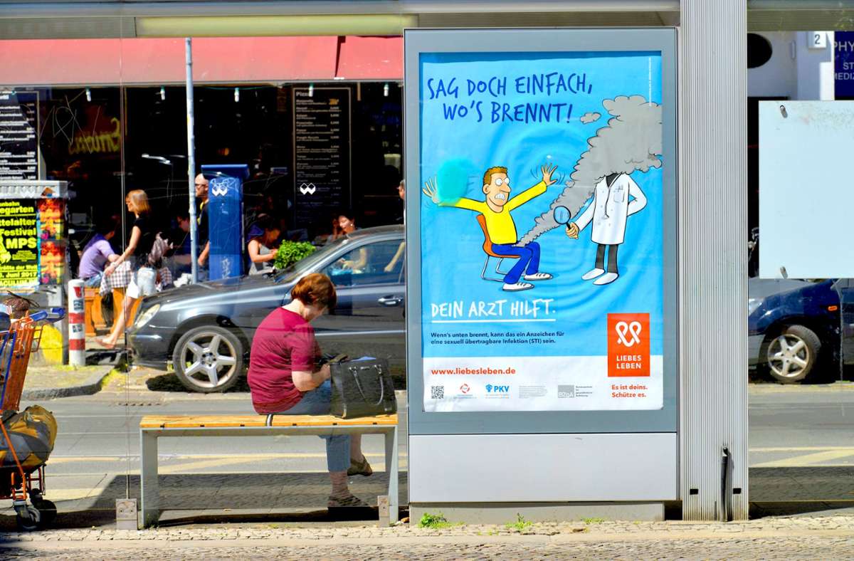 Die Bundeszentrale für gesundheitliche Aufklärung setzt im Kampf gegen Geschlechtskrankheiten auch auf witzige Plakate im Stadtbild. Foto: Mauritius/Alamy / Bildagentur-online/Schoening