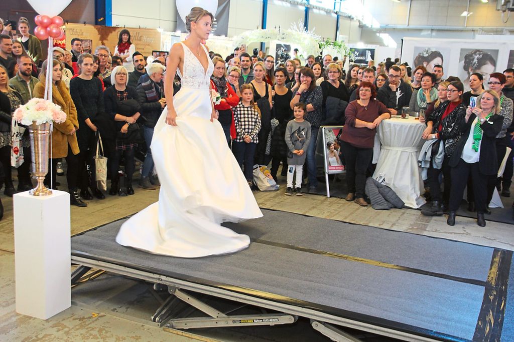 Dicht umringt sind  alle Modenschauen auf der Hochzeitsmesse Trau in Schwenningen.