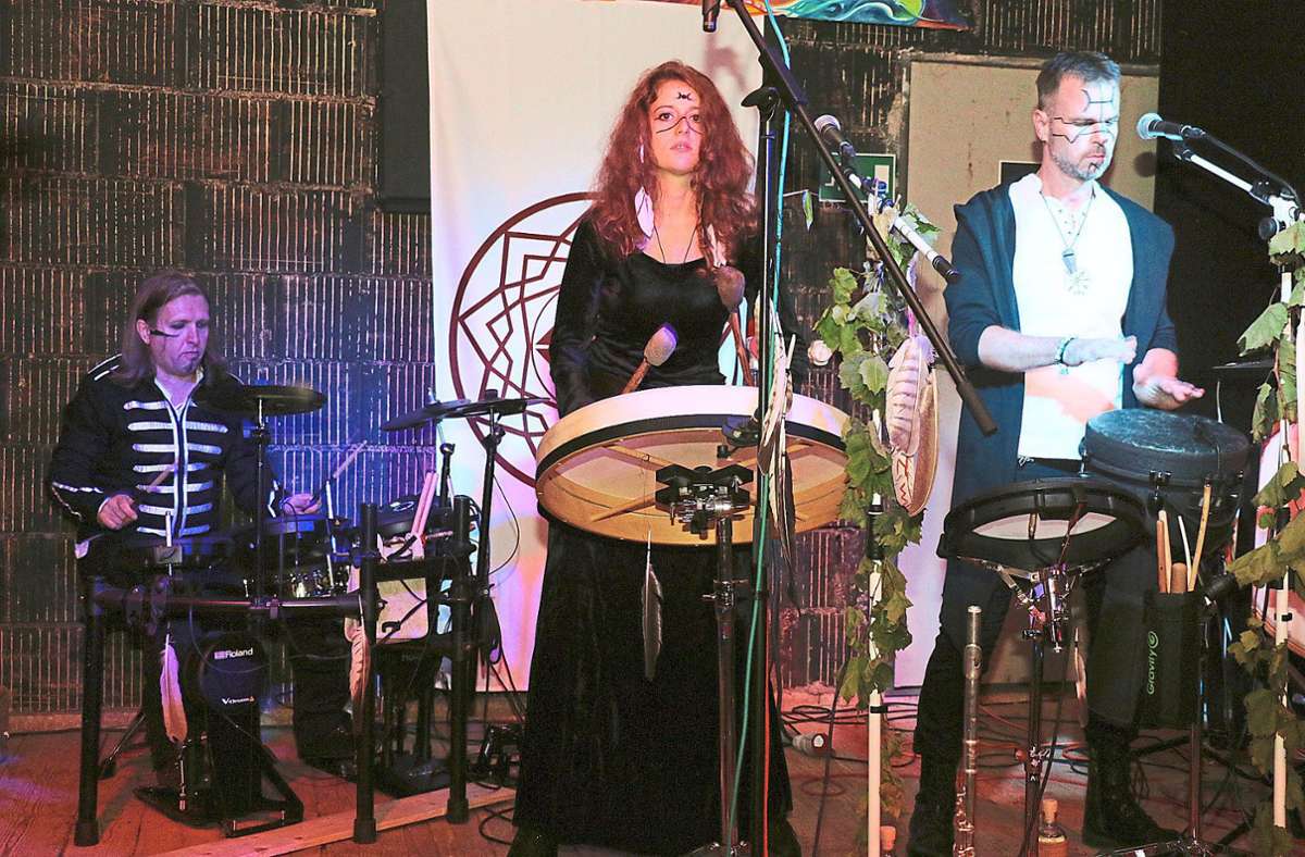 Mit mystischer Musik aus ihren Hexenliedern eröffnen die Mitglieder von Hain-Music das musikalische Programm (von links): Claudiu Mesz, Livia Werner und Norman Wolter.