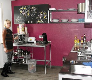 Ursula Heiser in einer neu eingerichteten Küche im Bereich des Gästehauses. Nun steht die Renovierung des Hotels und des Frühstücksraumes an.  Foto: Preuß Foto: Schwarzwälder-Bote
