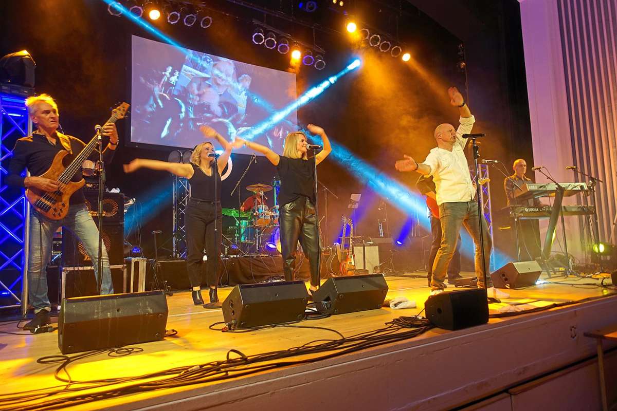 Die Phil Collins & Genesis Tributeband in Aktion im Theater im Kurhaus Freudenstadt. Foto: Braun