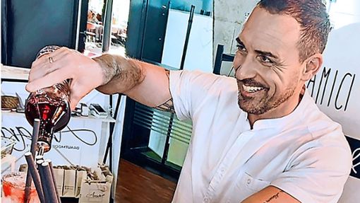 Nicht nur das Cocktailmixen gefällt Claudio Isele an seinem Beruf als Barkeeper. Auch dass er immer wieder unterschiedliche Menschen kennen lernt und Events besucht, macht für ihn den Reiz aus. Foto: privat