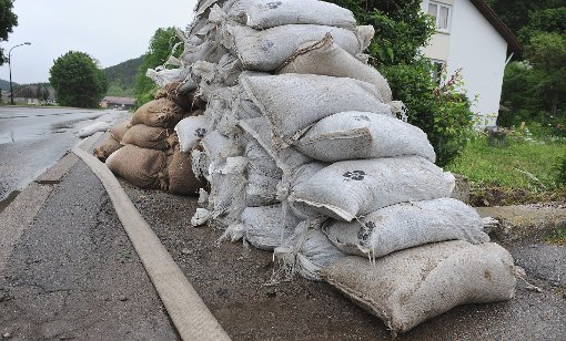 Sandsäcke seien zu spät angeliefert worden, bemängeln die von der Flut betroffenen Mühringer.   Foto: Hopp