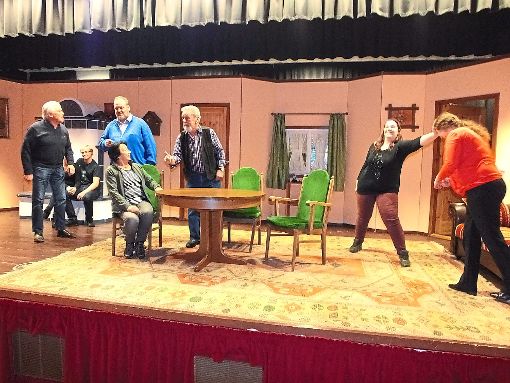 Turbulent geht es auf der Bühne des Würzbacher Bauerntheaters im neuen Stück Der Entenkrieg zu.  Foto: Stocker Foto: Schwarzwälder-Bote