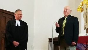 Pfarrer Markus Gneiting dankte Horst Schairer für 66 Jahre Dienst auf der Orgelbank. Foto: Conzelmann Foto: Schwarzwälder-Bote
