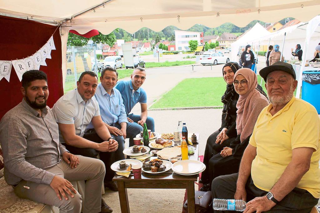 Nach der Festeröffnung durch Bürgermeister Markus Keller (Zweiter von links) und den beiden Vorsitzenden Fatih Arslan und Mustafah Yarbas lassen es sich die Beteiligten, darunter der Muezzin und die Pressesprecherin Rumeysa Altuntas, in der guten Stube der Gemeinde gut gehen.
