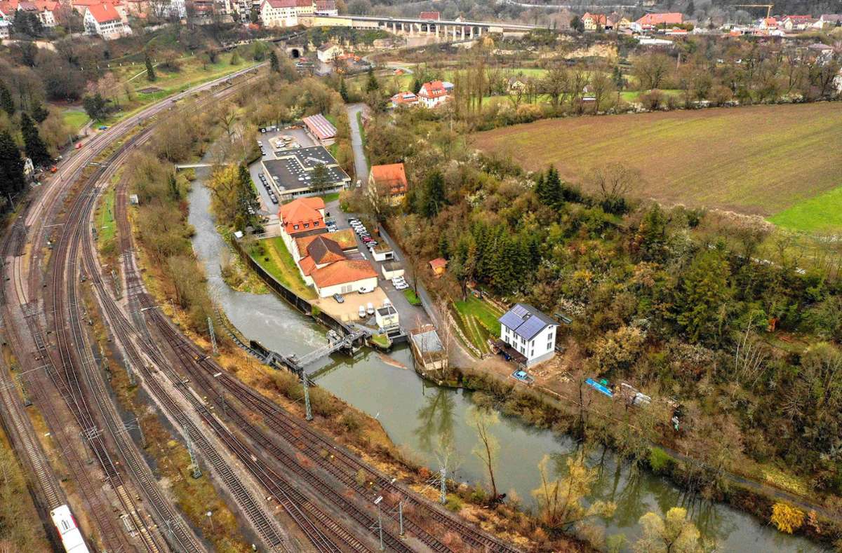 Das Luftbild zeigt den betroffenen Neckarabschnitt beim Werkgelände der ENRW.