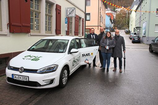 Das E-Auto ist mit Solarstrom voll betankt und startklar. Von links: deer-Geschäftsführer Horst Graef, Bürgermeister Gerd Hieber, Kristina Seifert (deer) und Wolfram Röhrig, Geschäftsführer der Stromversorgung Sulz  Foto: Steinmetz