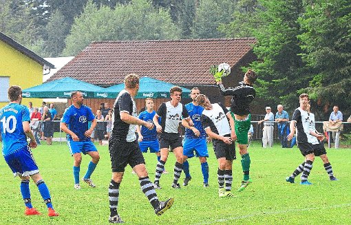 Die SG Neuweiler/Oberkollwangen (helle Trikots) konnte im Halbfinale gegen den SC Neubulach voll überzeugen. Foto: Kraushaar