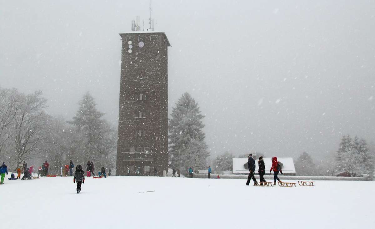 Rund um den Wasserturm waren wieder zahlreiche Schneetouristen unterwegs. Foto: Gegenheimer