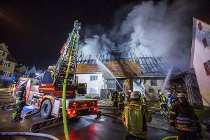 Wegen des Brandes eines leer stehenden Wohnhauses ist Freitagnacht ein benachbartes Gebäude in Obernau evakuiert worden. Foto: 7aktuell