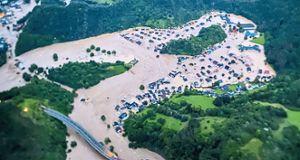 Die Ahr hatte den  Altenahrer Ortsteil Altenburg am 15. Juli komplett überflutet. Foto: Polizei/dpa