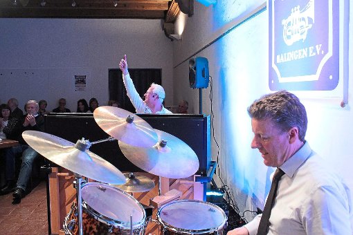 Die kleinste Big Band der Welt: Simon Holliday am Klavier und Simon Palser am Schlagzeug.  Foto: Baumann Foto: Schwarzwälder-Bote