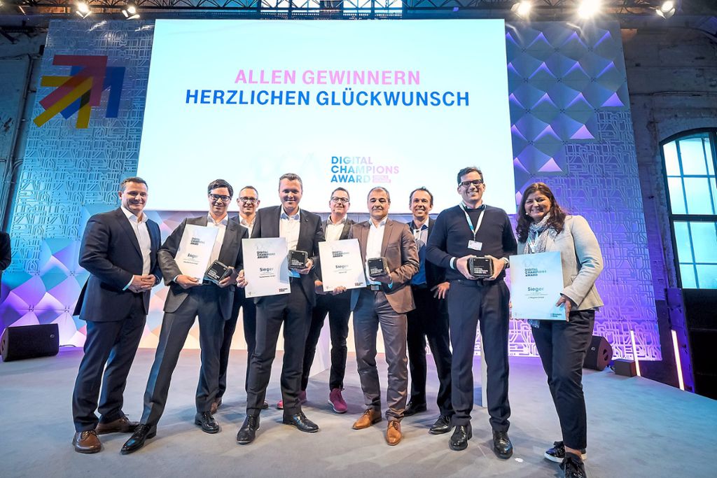 Bereichsgeschäftsführer Matthias Schneider (vierter von links) nahm den Digital Champions Award in Stuttgart entgegen.   Foto: Fischer