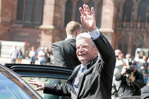 Herzlich winkt Bundespräsident Joachim Gauck den Schaulustigen auf dem Münsterplatz in Freiburg zu. Foto: Salzer-Deckert Foto: Schwarzwälder-Bote
