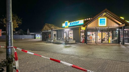 Der Volksbank-Automat im Hohberger Ortsteil Niederschopfheim beim Edeka-Markt wurde gesprengt. Das Trümmerfeld ist enorm. Foto: Christina Häußler/EinsatzReport24