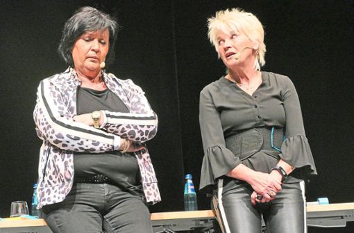Petra Binder (links) und Doris Reichenauer alias Dui do on de Sell strapazieren 120 Minuten lang die Lachmuskeln ihres Publikums in der Neuen Tonhalle in Villingen. Foto: Bombardi