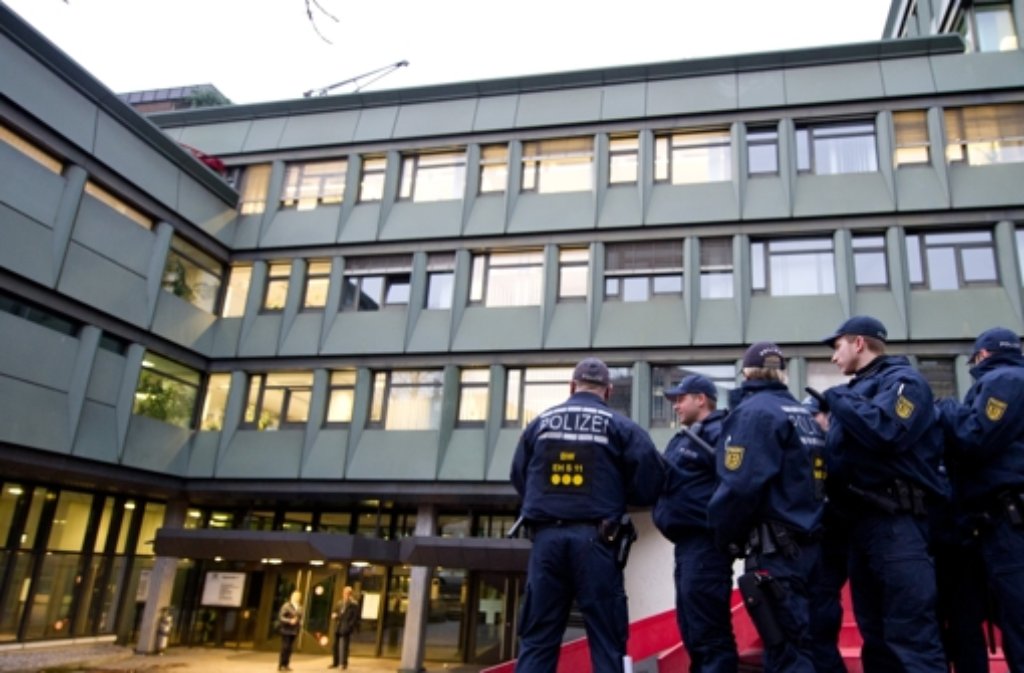 Polizisten stehen am Donnerstag vor dem Landgericht in Stuttgart beim Prozessauftakt gegen vier angeklagte Neonazis.