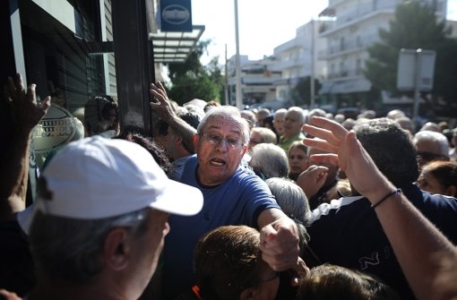 Chaotische Szenen vor einer Bank in Athen Foto: dpa