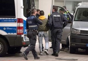 Der Sonderstab im baden-württembergischen Innenministerium hat bislang 98 gefährliche Ausländer abgeschoben. (Symbolfoto) Foto: dpa
