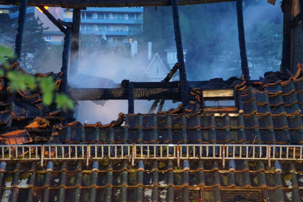 Bei Eintreffen der Feuerwehr schlugen Flammen aus dem Dachstuhl.