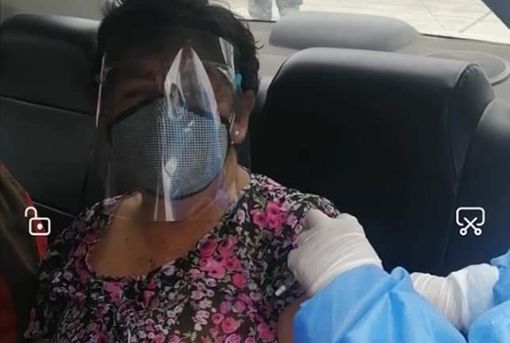 Impfen im Taxi: In Peru ist das möglich. Foto: Alianza