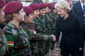Bundesverteidigungsministerin Ursula von der Leyen (CDU) bei ihrem Besuch im Irak. Foto: dpa