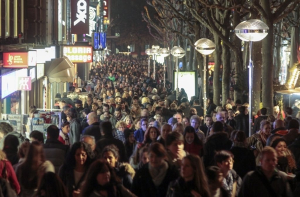 Lange Einkaufsnacht in Stuttgart: Tausende bahnten sich ihren Weg auf der Königstraße. Wie hat es ihnen gefallen? Wir haben uns umgehört. Foto: factum/Granville