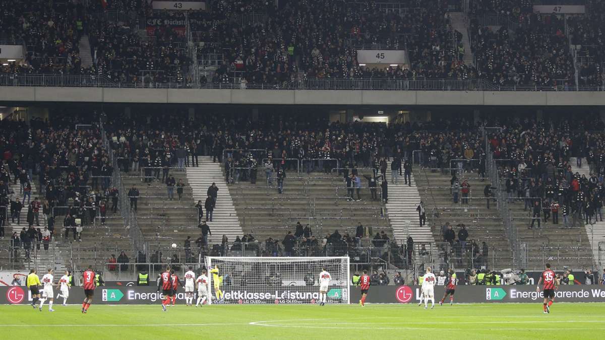 Zahlreiche Fans von Eintracht Frankfurt haben ihr Team aus Protest am Samstag nicht unterstützt.