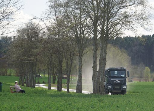 Lastwagen fahren derzeit große Mengen von Lehmboden durch Ahldorf, um einen Acker aufzufüllen - die Fläche gehört dem Ahldorfer Ortsvorsteher. Foto: Jürgen Lück
