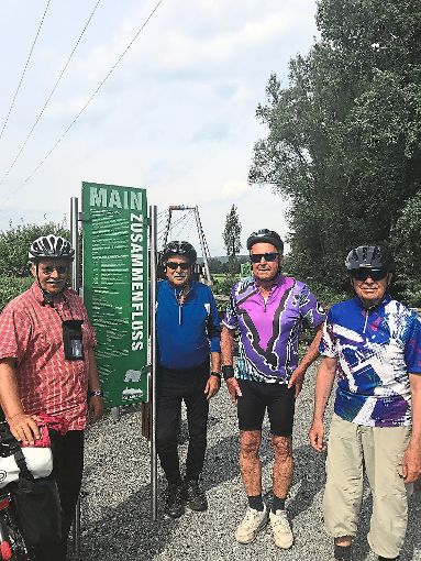 Ernst Schifferdecker (von links), Bernd Müller, Franz Bösinger und Erich Bösinger genießen die Radtour am Main.  Foto: Hettich-Marull Foto: Schwarzwälder-Bote