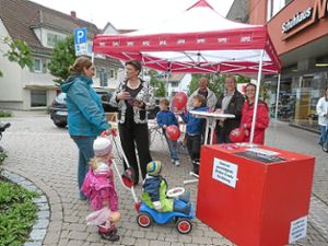 Am Stand des SPD-Ortsvereins Dornstetten suchte Saskia Esken das Gespräch mit den Bürgern. Foto: Schwenk Foto: Schwarzwälder-Bote